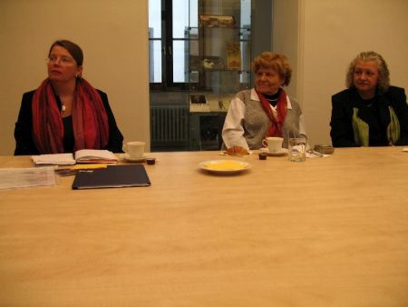 PhDr. Jarmila Burgetová v strede na stretnutí zástupcov knihovníckych profesijných združení 5. decembra 2006 (vľavo: Ing. Stasselová, vpravo: Zdenka Sviben z Chorvátska)