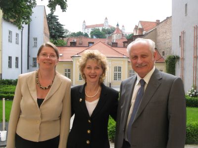 Silvia Stasselova, Roberta Stevens a Tibor Trgiňa v UKB